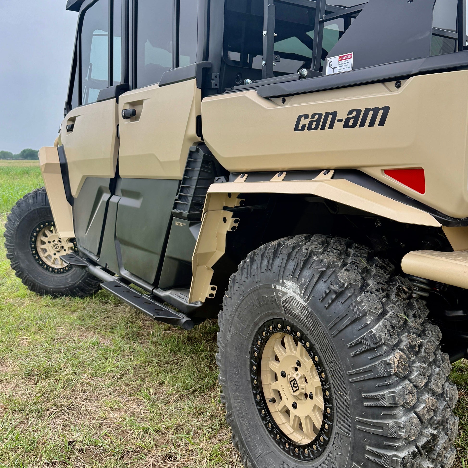 Heavy-duty aluminum fenders for Defender HD11 front splash guard