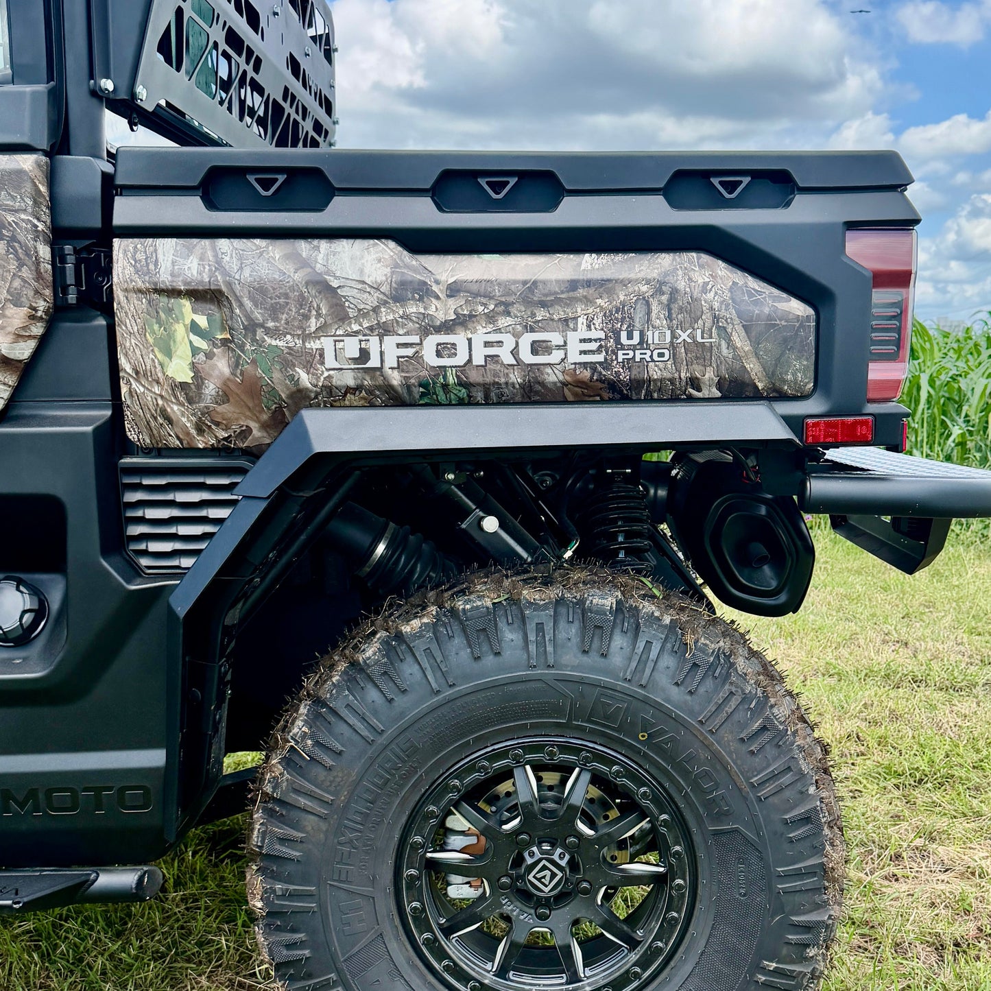Two-piece rear fender flare design allowing unrestricted dump bed operation on CFMoto U10